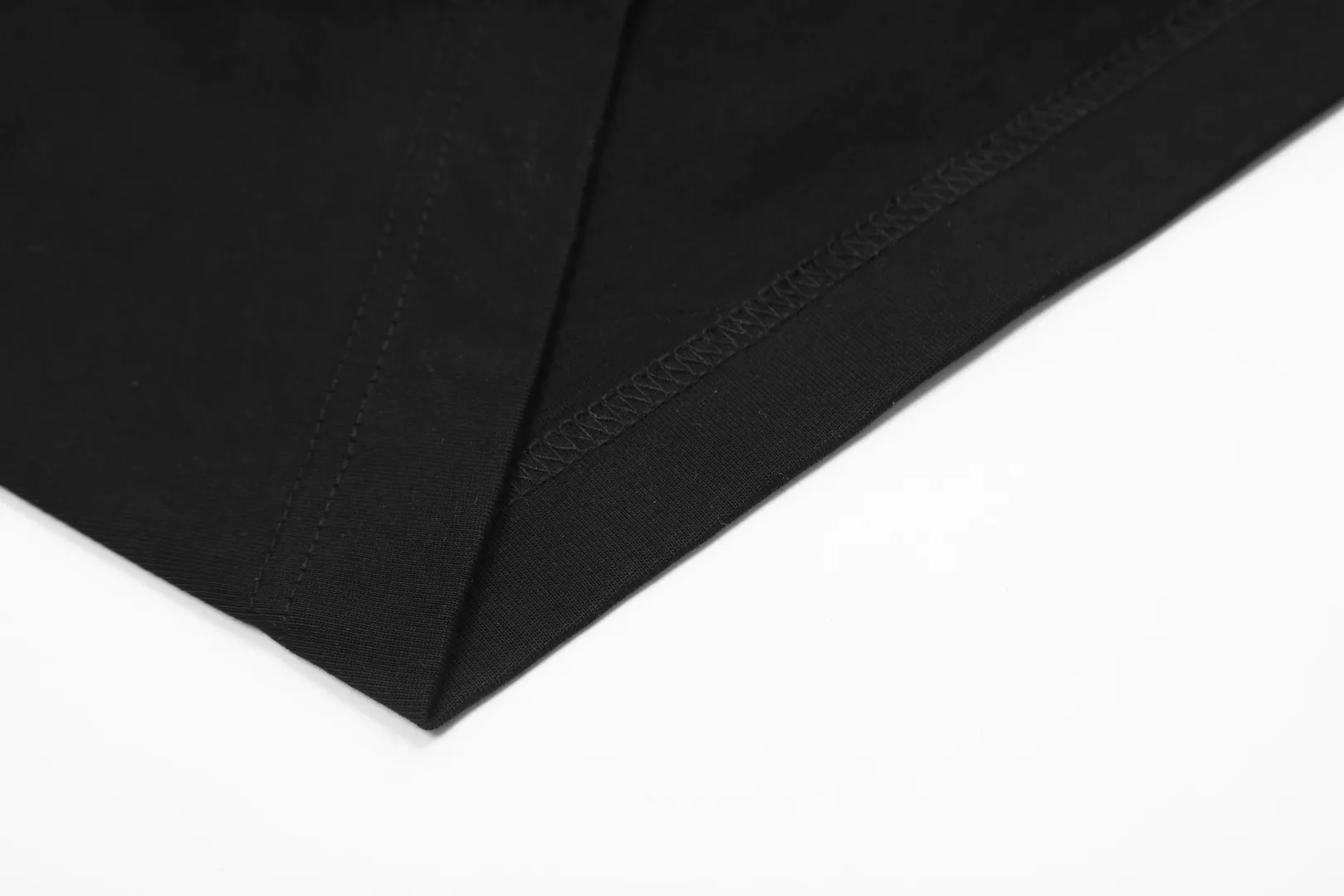 vivienne west wood West Queen Mother's Pattern Embroidery Heavy Industry Saturn Long Sleeves Very practical for inner wear and outer wear Hem matching slit design Full range of correct accessories Every detail is fully restored Straight to full size Size: XS S M L Black White